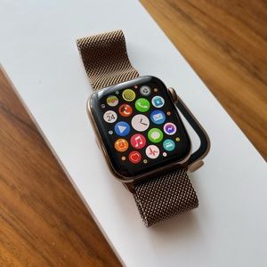 Apple Watch Series 4 - Stainless Steel Gold Milanese Loop // GPS + Cellular